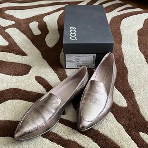 Ecco metallic flats